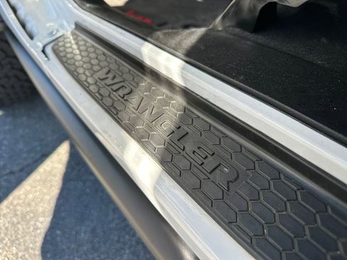 Used 2025 Jeep Wrangler Rubicon image 32