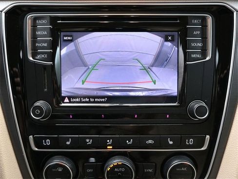 Used 2018 Volkswagen Passat 2.0T image 9