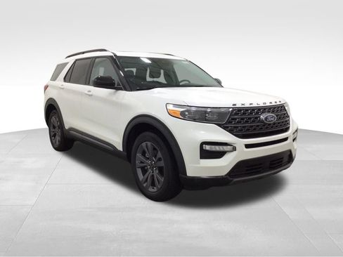 Used 2023 Ford Explorer XLT w/ Equipment Group 202A AWD/4WD image 5