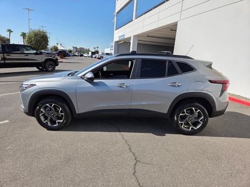 Used 2025 Chevrolet Trax LT w/ LT Convenience Package FWD image 3