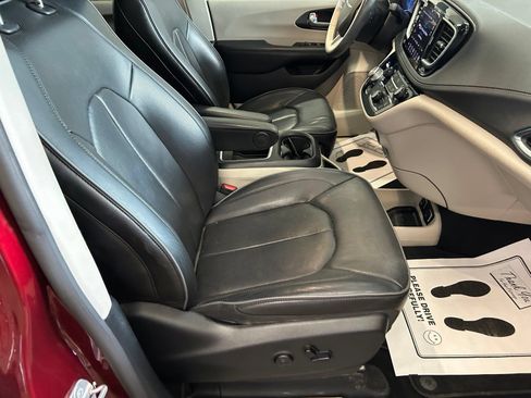 Used 2020 Chrysler Pacifica Limited FWD image 32