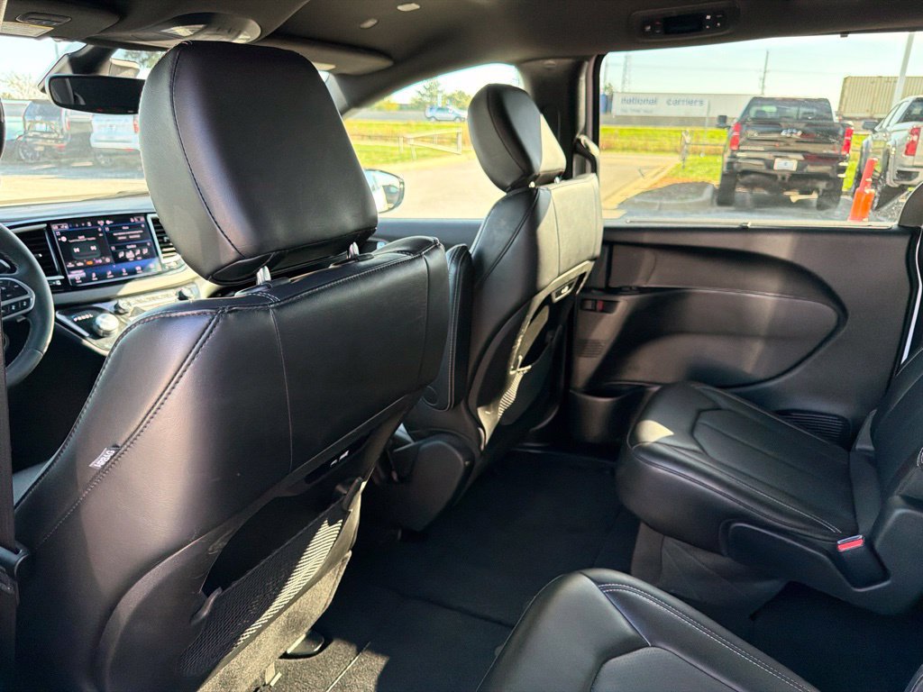 Used 2025 Chrysler Pacifica Select FWD image 18