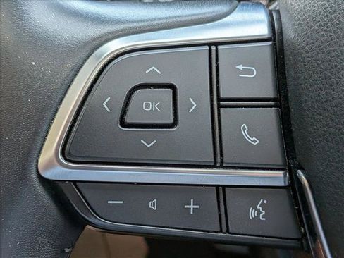 Used 2021 Toyota Highlander XLE AWD/4WD image 11