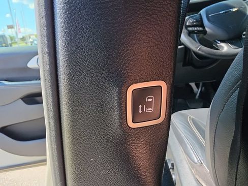 Used 2020 Chrysler Pacifica Touring-L w/ Advanced Safetytec Group FWD image 17