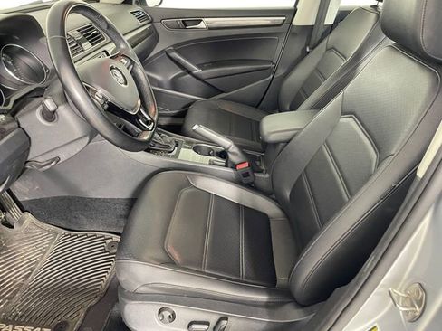 Used 2018 Volkswagen Passat 2.0T SE FWD image 2