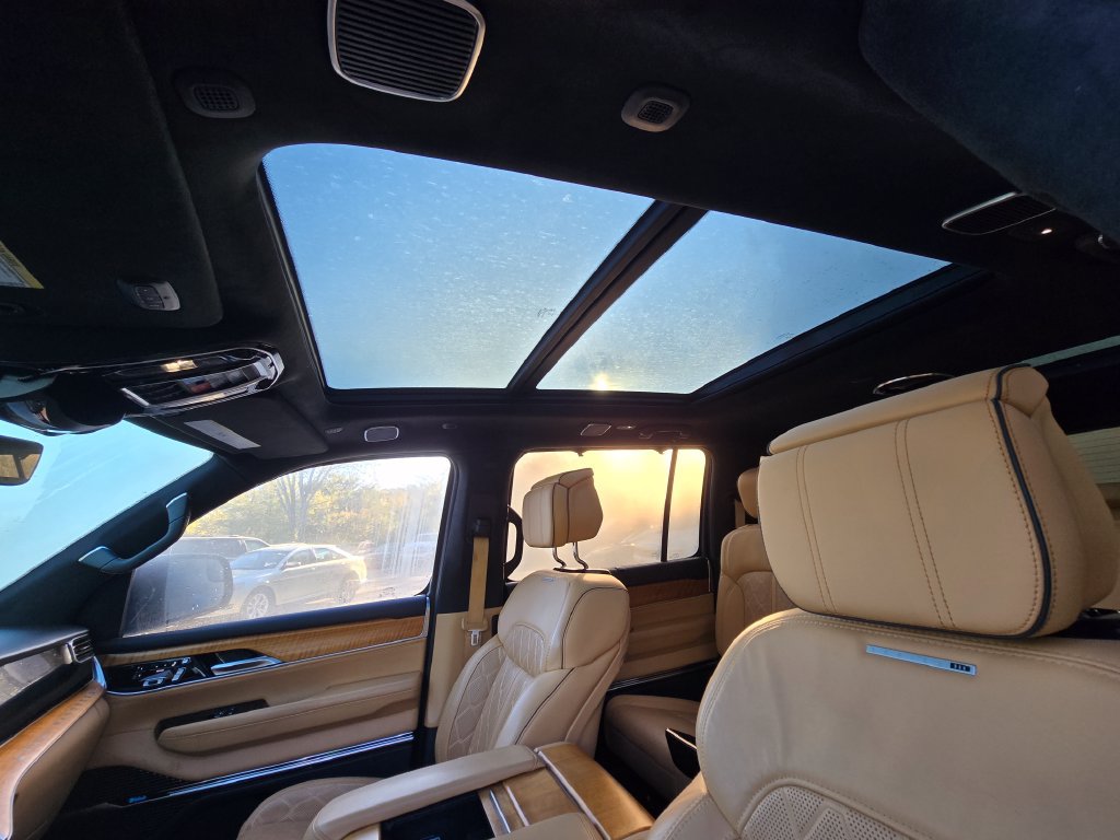 Used 2022 Jeep Grand Wagoneer Series III AWD/4WD image 29