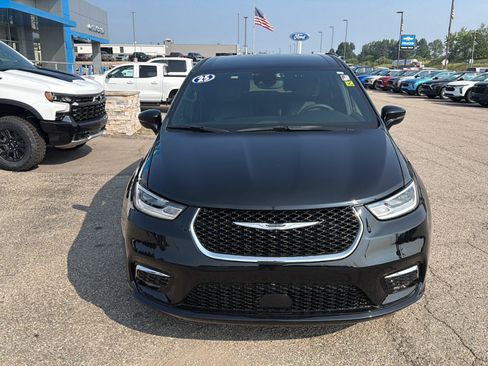 Used 2025 Chrysler Pacifica Select FWD image 2