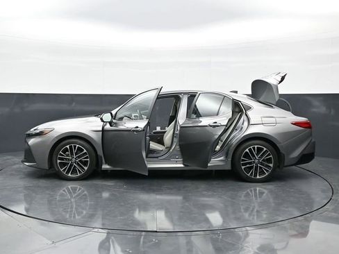 Used 2025 Toyota Camry XLE AWD/4WD image 46