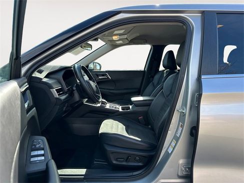 Used 2024 Mitsubishi Outlander SE image 9