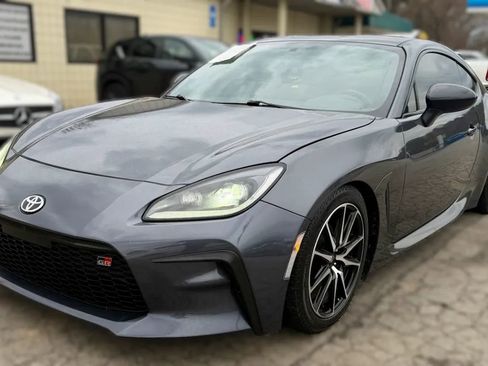 Used 2022 Toyota GR86 w/ ALL Weather Mat Package (TMS) RWD image 2