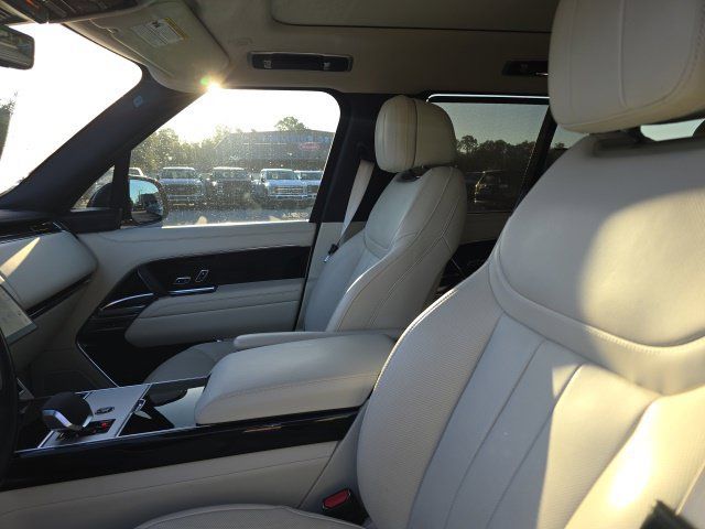 Used 2025 Land Rover Range Rover SE AWD/4WD image 10