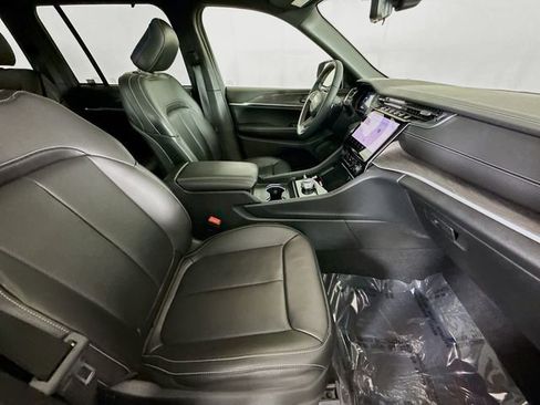 Used 2025 Jeep Grand Cherokee Limited w/ Luxury Tech Group II image 29