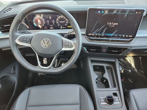 New 2026 Volkswagen Tiguan SE image 2