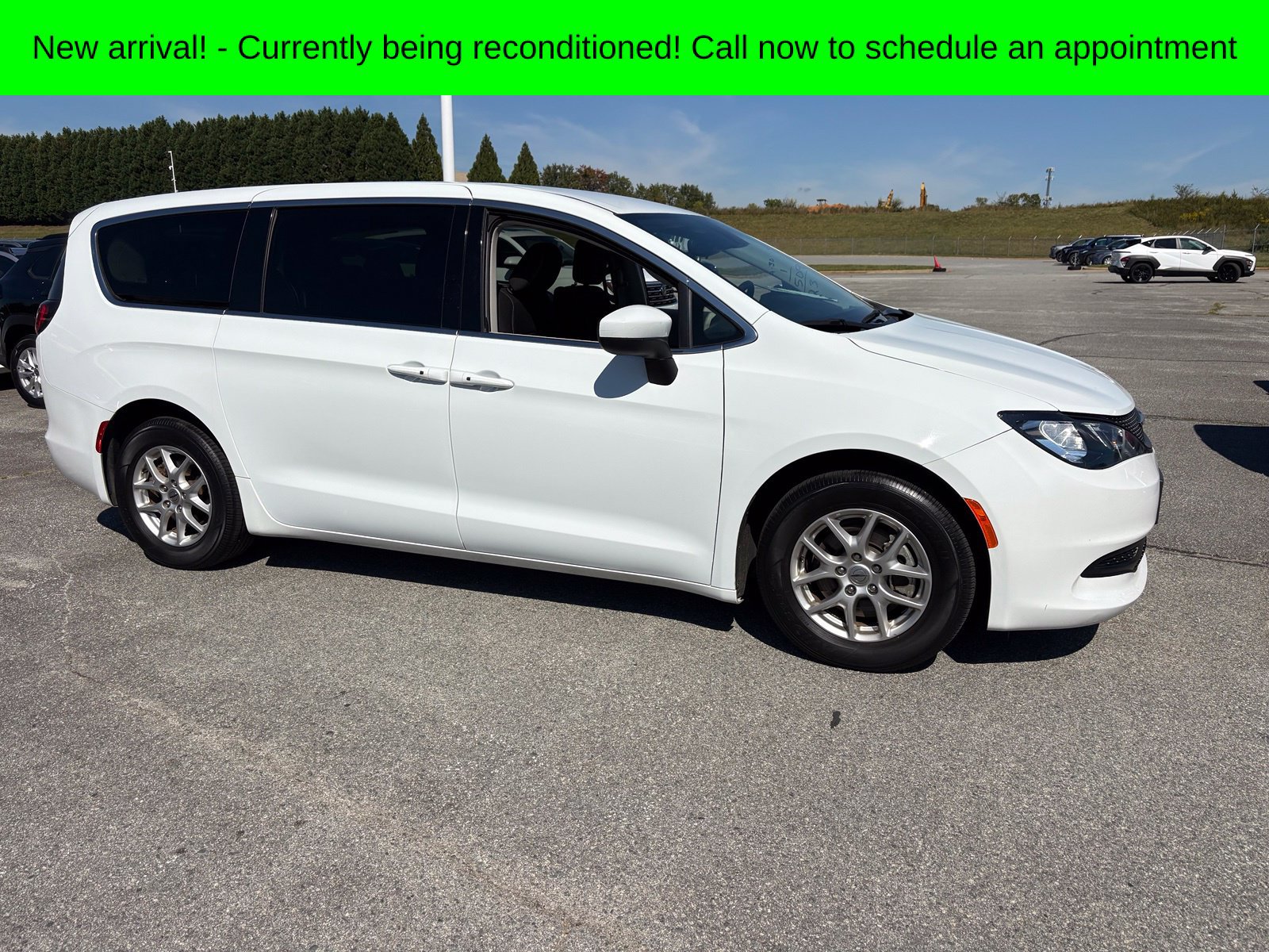 Used 2023 Chrysler Voyager LX FWD image 2