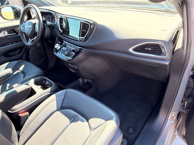 Certified 2025 Chrysler Pacifica Select FWD image 11