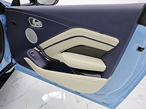 Used 2022 Aston Martin V8 Vantage Roadster RWD image 45