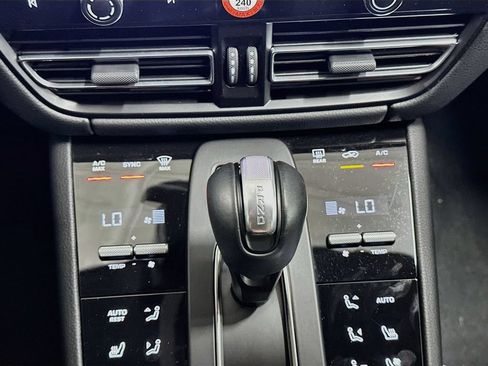 Certified 2025 Porsche Macan AWD/4WD image 17