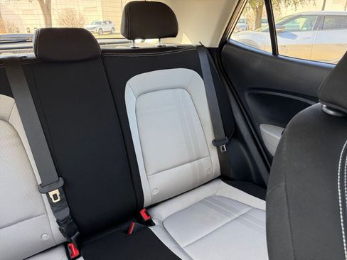 Used 2025 Hyundai Venue SEL image 38