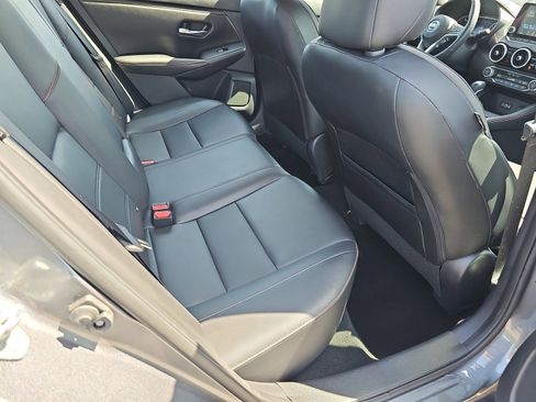 Used 2022 Nissan Sentra SR w/ SR Premium Package image 11