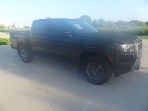 Used 2025 Nissan Frontier SV RWD image 3
