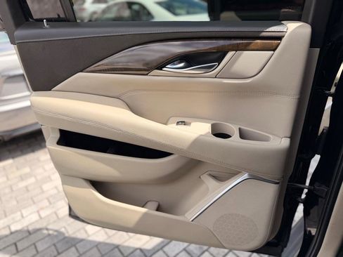 Used 2018 Cadillac Escalade ESV Luxury image 21
