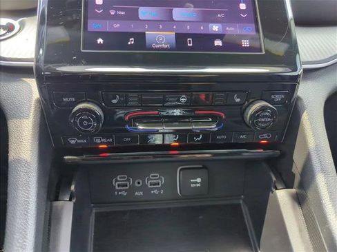 Used 2025 Jeep Grand Cherokee Laredo w/ Luxury Tech Group I RWD image 12
