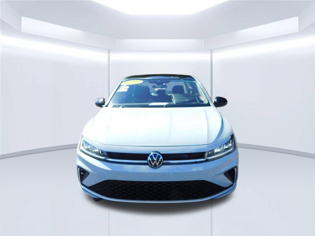 Used 2025 Volkswagen Jetta SE FWD image 8