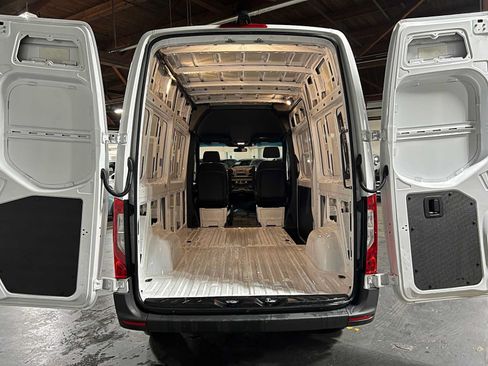 Used 2025 Mercedes-Benz Sprinter 2500 image 17