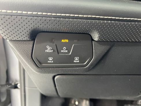 Used 2025 Volkswagen Atlas SE AWD/4WD image 15
