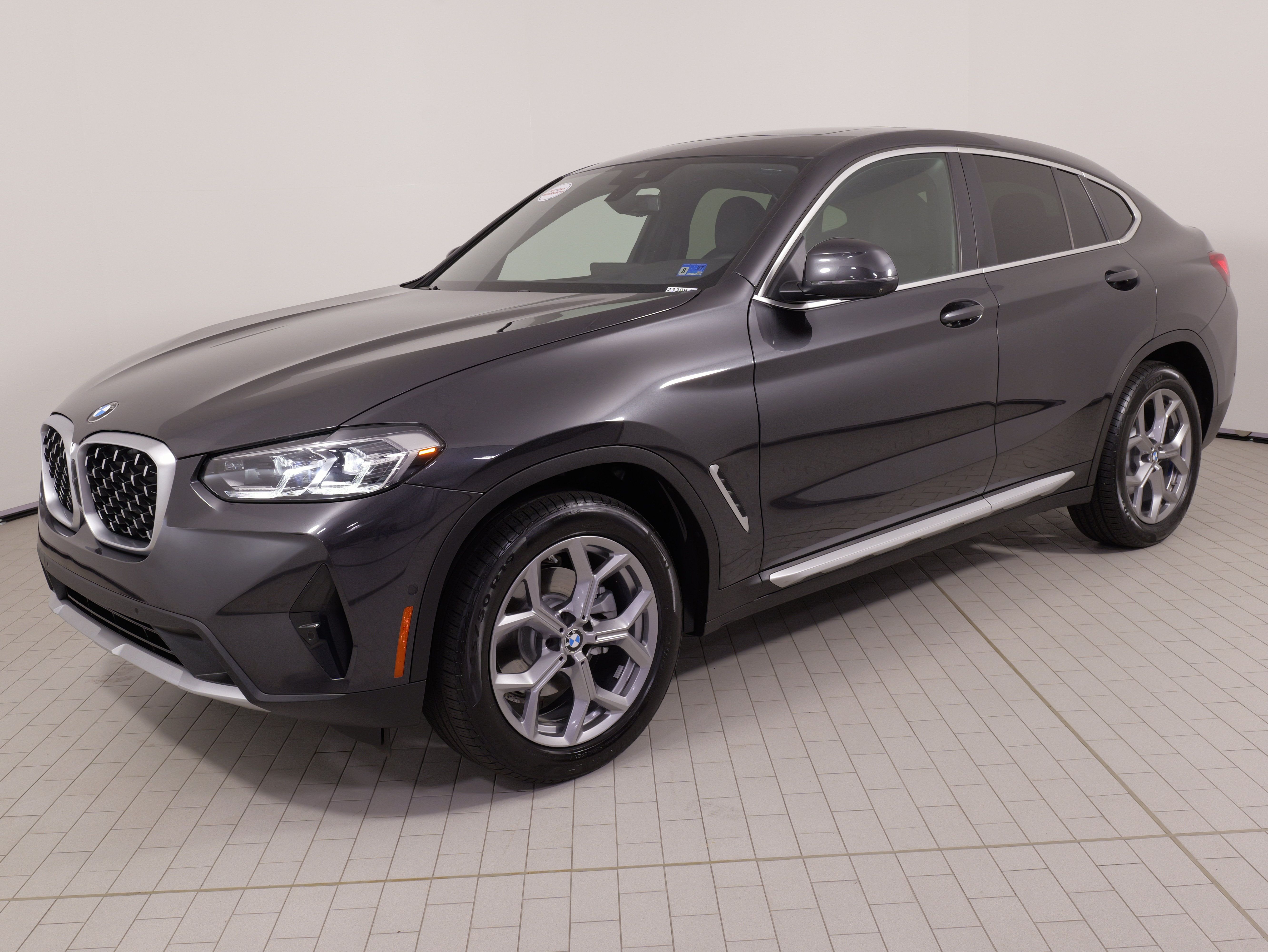 Used 2025 BMW X4 xDrive30i AWD/4WD image 3