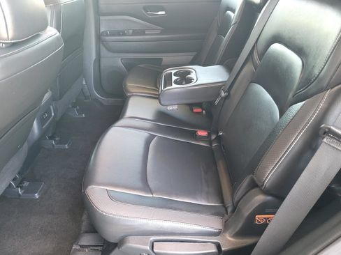 Used 2025 Nissan Pathfinder SL FWD image 17