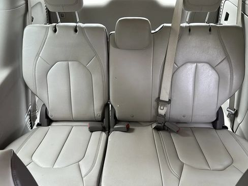 Used 2017 Chrysler Pacifica Touring-L FWD image 17