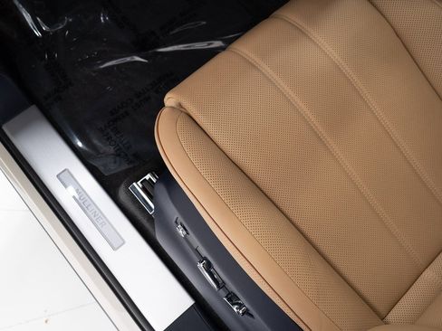 Certified 2025 Bentley Bentayga Extended Wheelbase image 12