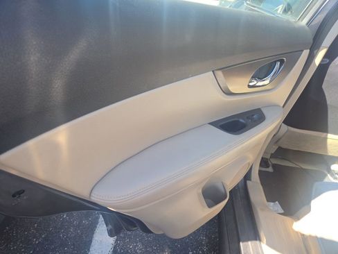 Used 2015 Nissan Rogue S image 9