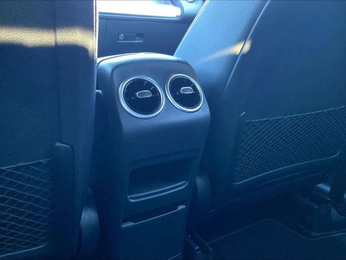 Used 2025 Mercedes-Benz GLB 250 4MATIC image 34