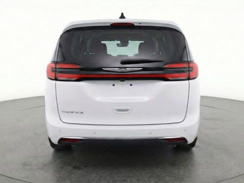 Used 2024 Chrysler Pacifica Touring-L image 10