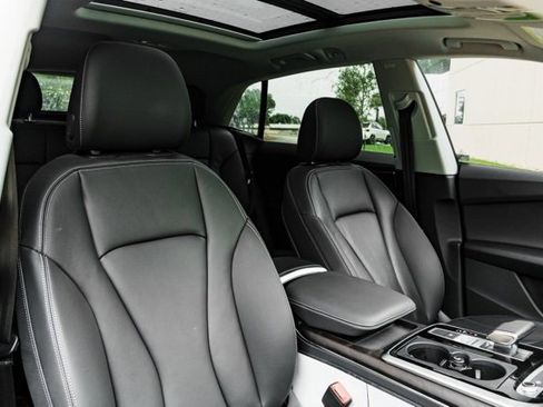 Used 2023 Audi Q8 Premium image 29