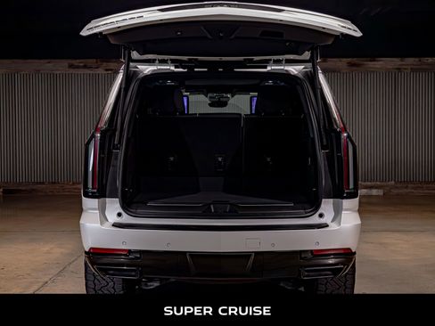 Used 2025 Cadillac Escalade Sport Platinum image 9