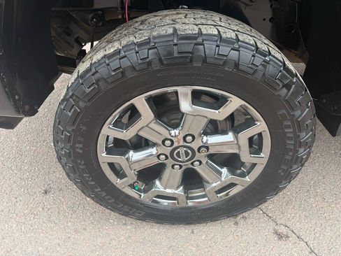 Used 2017 Nissan Titan SV image 11