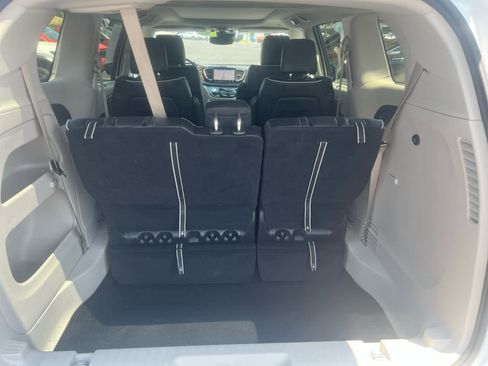 Used 2024 Chrysler Pacifica Limited image 10