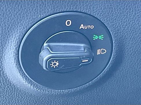 Used 2023 Volkswagen Taos SE image 10