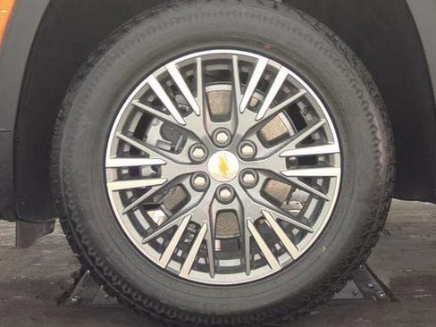 Used 2026 Chevrolet Traverse LT w/ Driver Confidence Package FWD image 3