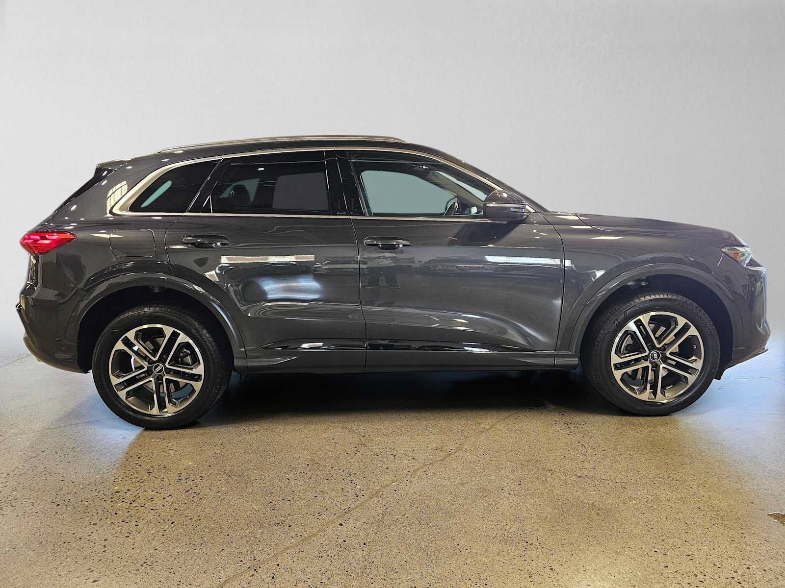Used 2025 Audi Q5 Premium w/ Convenience Package AWD/4WD image 2