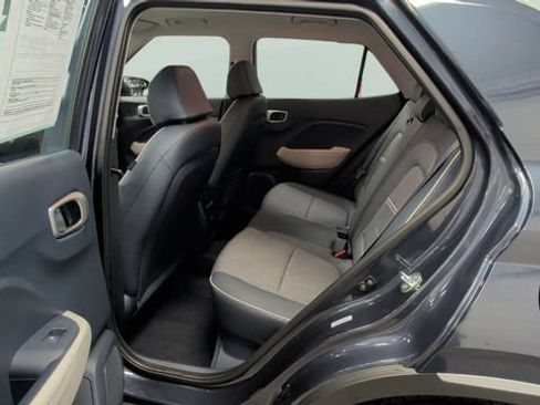 Used 2025 Hyundai Venue Limited FWD image 21