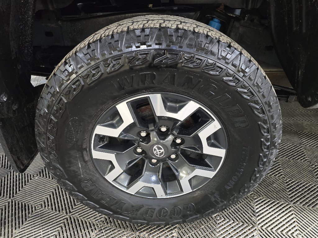 Used 2023 Toyota Tacoma TRD Off-Road w/ Technology Package AWD/4WD image 13