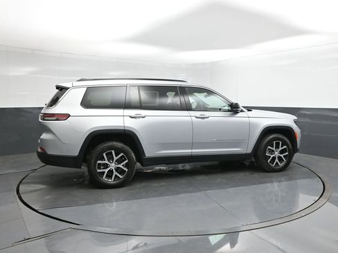 Used 2024 Jeep Grand Cherokee L Limited w/ Luxury Tech Group II image 11