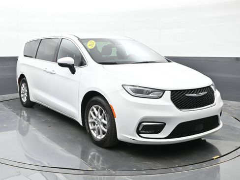 Used 2023 Chrysler Pacifica Touring FWD image 5