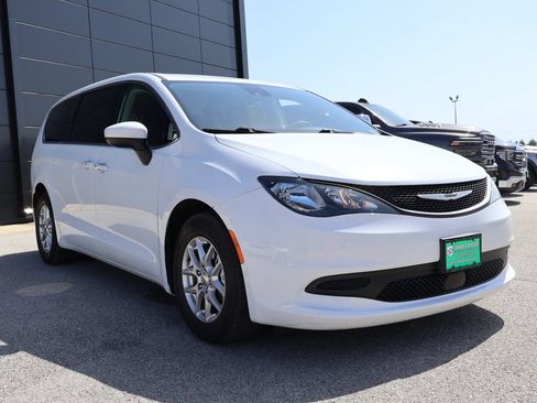 Used 2023 Chrysler Voyager LX FWD image 6