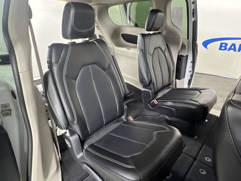 Used 2024 Chrysler Pacifica Touring-L AWD/4WD image 25