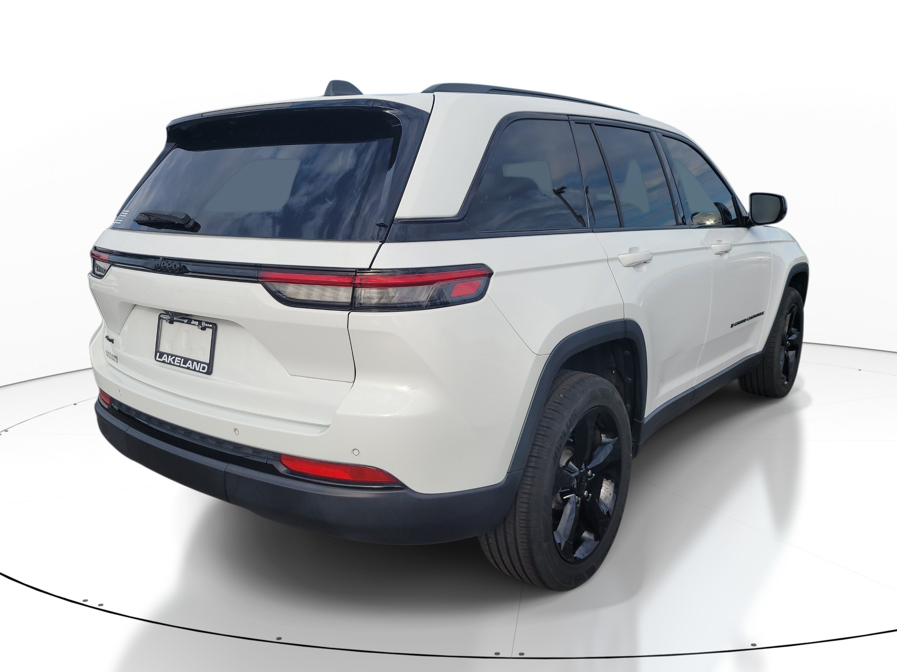 Used 2022 Jeep Grand Cherokee Altitude AWD/4WD image 4